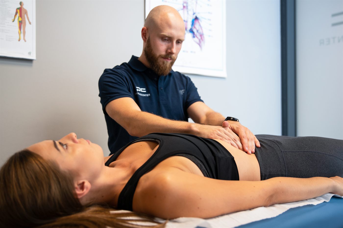 Terapia manualna jeden na jeden w gabinecie PhysioCenter w Poznaniu